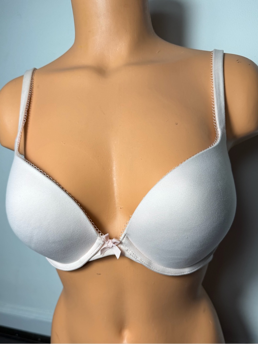 Victoria's Secret Smooth Lightly Padded White Bra size 34D pus up